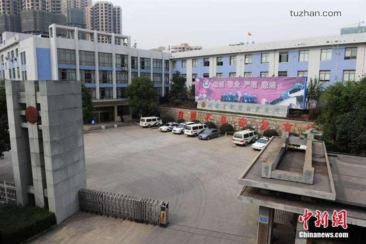 長(zhǎng)沙市坪塘勞動(dòng)教養(yǎng)管理所采購(gòu)我公司定制生產(chǎn)的11KW二用一備自來(lái)水加壓泵站一套，本設(shè)備供水范圍為5公里，供水人數(shù)為3600人，目前本自來(lái)水加壓泵站運(yùn)行平穩(wěn)，高效節(jié)能，受到了管理所的一致好評(píng)！